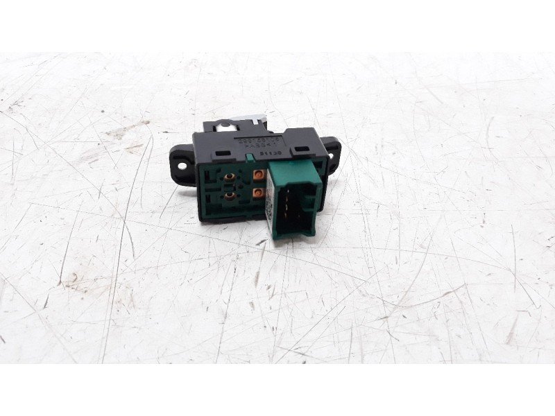Recambio de mando elevalunas trasero derecho para kia optima 1.7 crdi cat referencia OEM IAM 93581D4000  