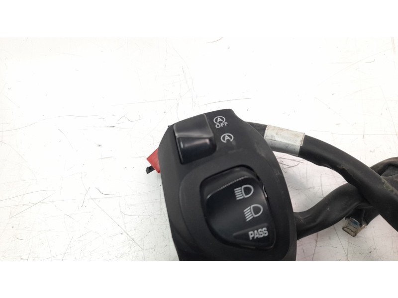 Recambio de piña luces izquierda para yamaha x-max 125 referencia OEM IAM B9YH397200  