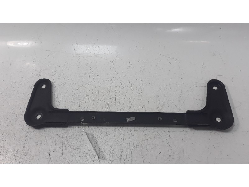 Recambio de travesaño inferior para renault clio iv 1.2 16v referencia OEM IAM 8200537419  