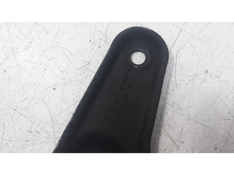 Recambio de travesaño inferior para renault clio iv 1.2 16v referencia OEM IAM 8200537419  