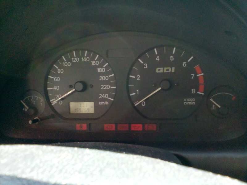 mitsubishi carisma berlina 4 (da0) del año 2000