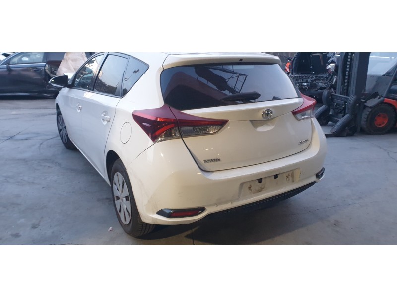 toyota auris del año 2015