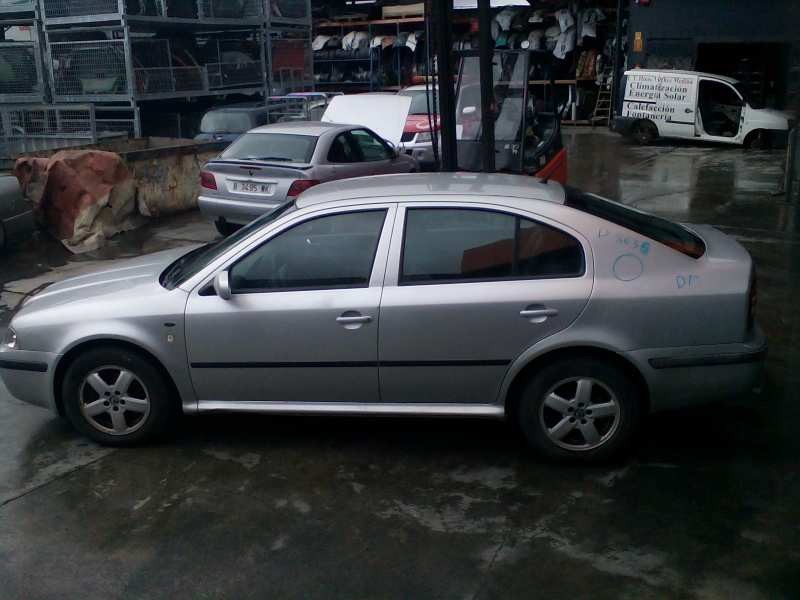 skoda octavia berlina (1u2) del año 2001