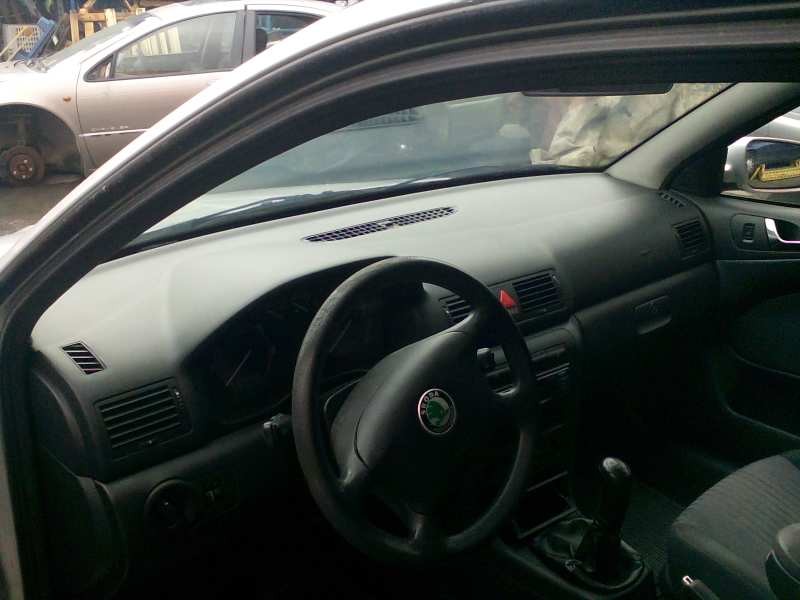 skoda octavia berlina (1u2) del año 2001