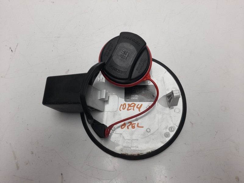 Recambio de tapa exterior combustible para opel corsa e expression referencia OEM IAM 13444788  