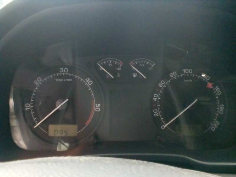 skoda octavia berlina (1u2) del año 2001