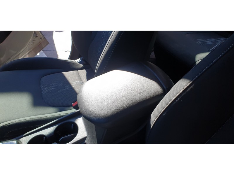 Recambio de apoyabrazos central para kia sportage referencia OEM IAM 84660R2000CR3  