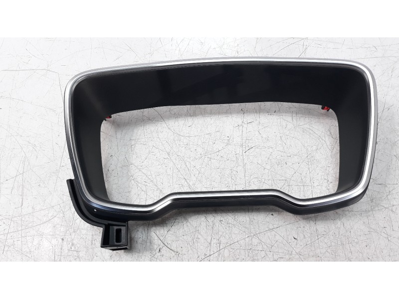 Recambio de moldura para toyota corolla (e21) referencia OEM IAM 5541102810  