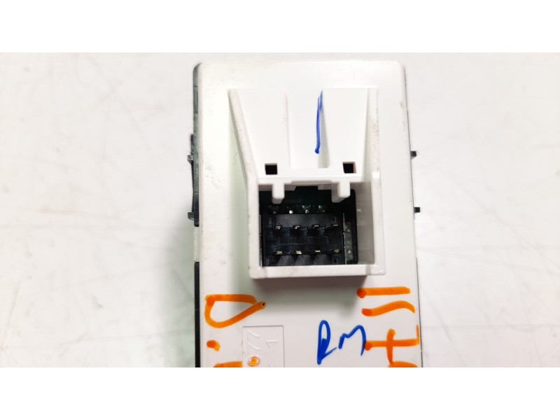 Recambio de mando elevalunas delantero derecho para kia sportage (nq5) concept referencia OEM IAM 93581R2000  