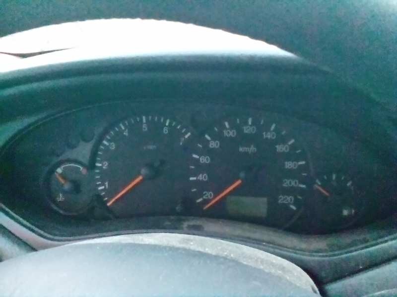 ford focus berlina (cak) del año 2000
