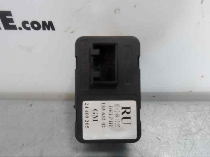 Recambio de mando elevalunas delantero izquierdo para opel corsa c comfort referencia OEM IAM 24409205 13363202 