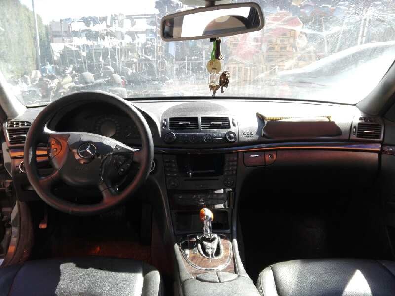 mercedes-benz clase e (w211) berlina del año 2004