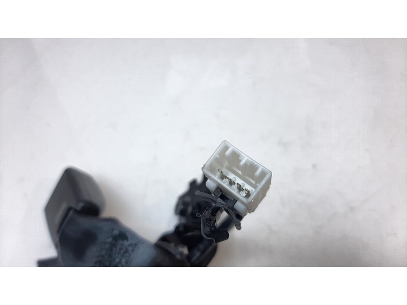 Recambio de enganche cinturon trasero derecho para hyundai kona 1.0 tgdi cat referencia OEM IAM 1147163  
