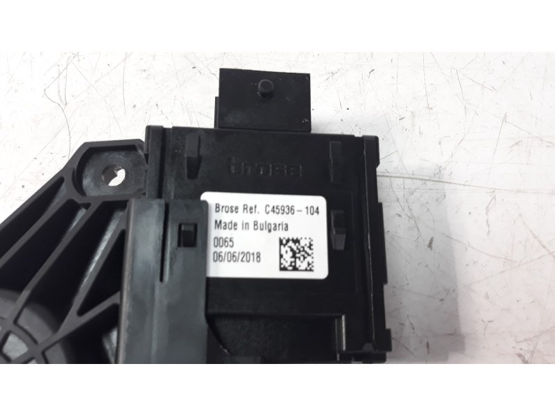 Recambio de motor elevalunas trasero izquierdo para jeep renegade 1.6 m-jet cat referencia OEM IAM C45936104  