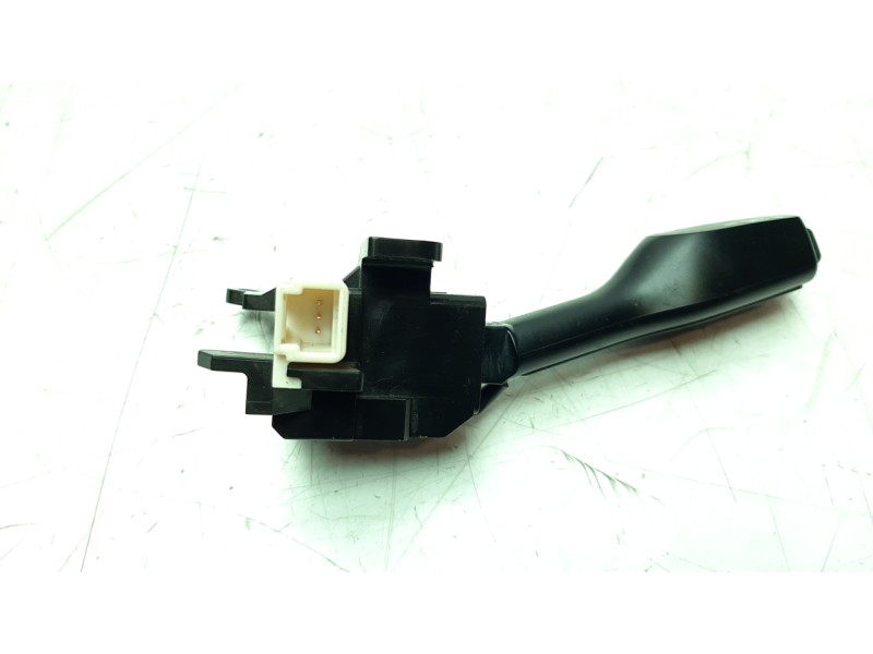 Recambio de mando volante para toyota auris hybrid active referencia OEM IAM 18A174  