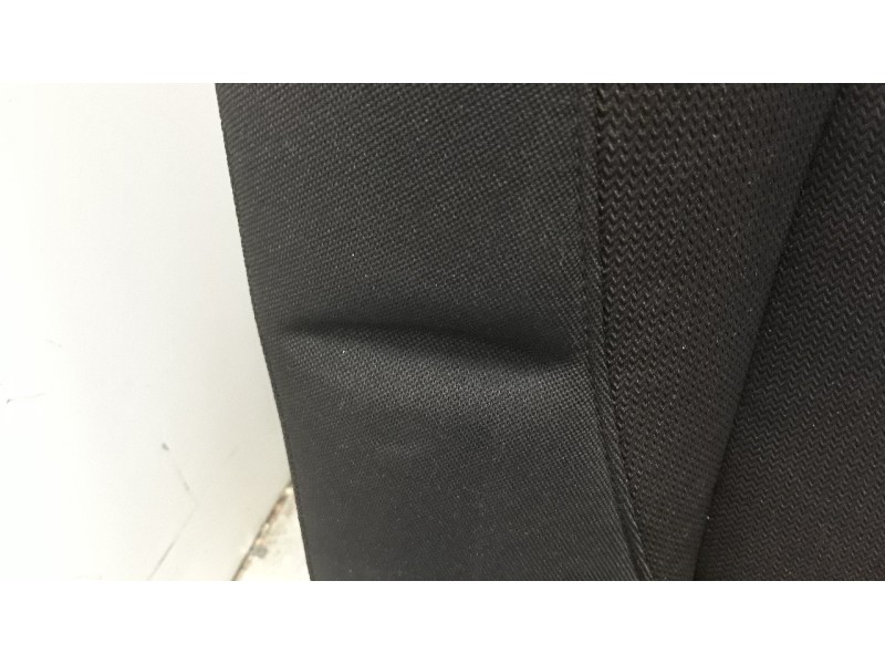 Recambio de asientos traseros para mazda 3 berlina (bp) referencia OEM IAM BDMC8820102  