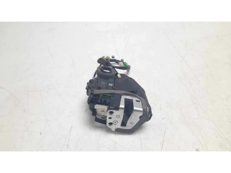 Recambio de cerradura puerta trasera derecha para toyota rav 4 referencia OEM IAM 6905033120  