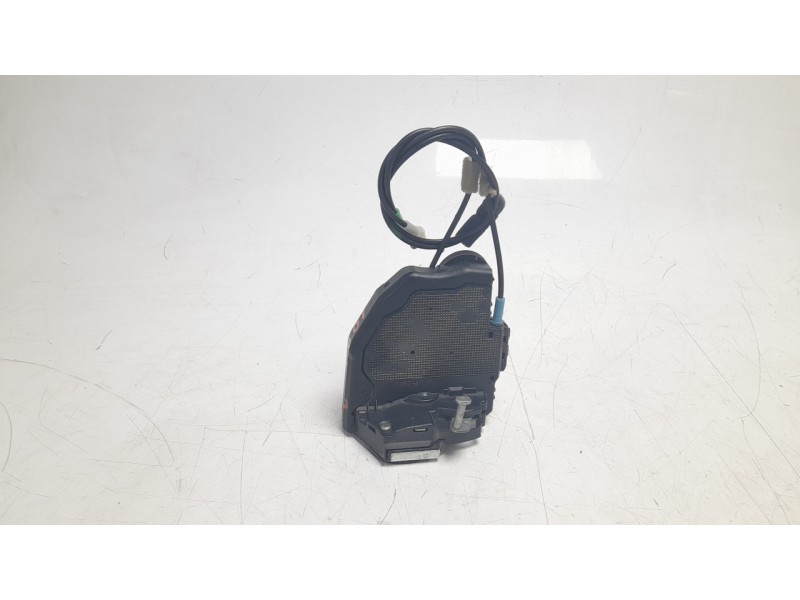 Recambio de cerradura puerta trasera derecha para toyota rav 4 referencia OEM IAM 6905033120  