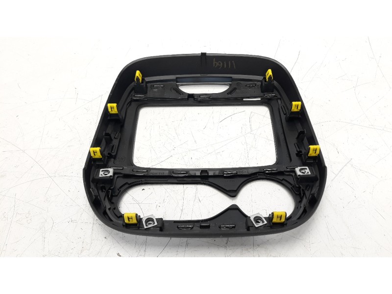 Recambio de moldura para renault captur 0.9 energy referencia OEM IAM 682704761R  