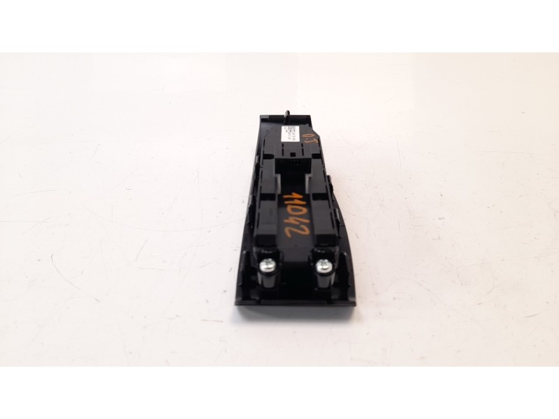 Recambio de mando elevalunas delantero izquierdo para mazda 3 berlina (bp) referencia OEM IAM BDMC66350B  