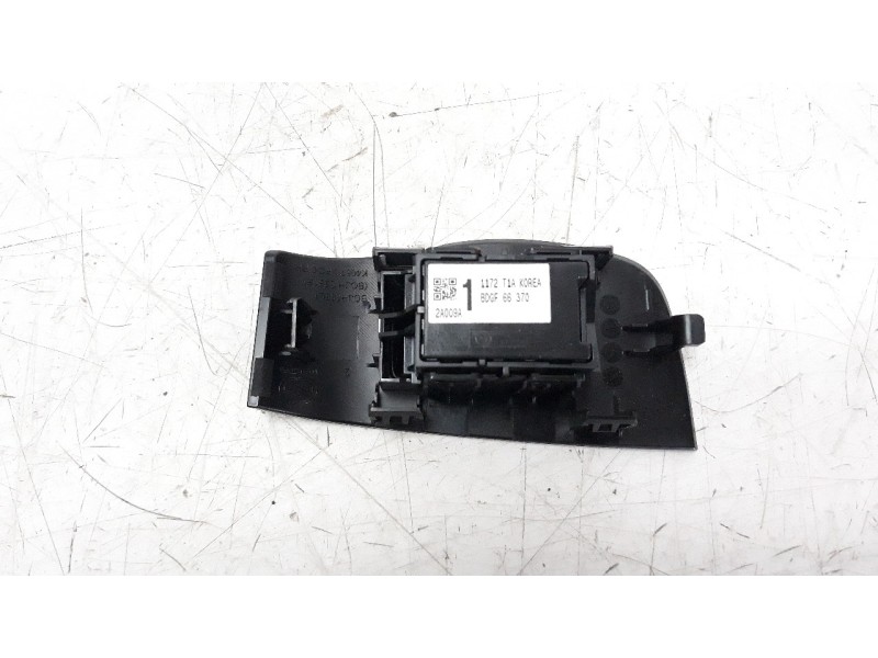 Recambio de mando elevalunas trasero derecho para mazda 3 berlina (bp) referencia OEM IAM BDGF66370  