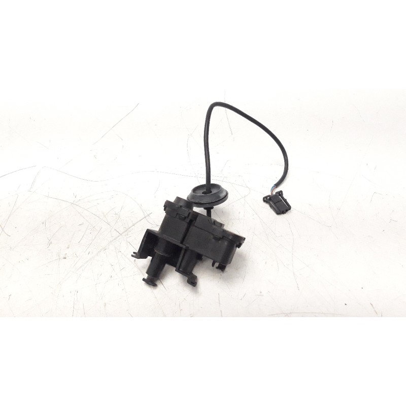 Recambio de tapa exterior combustible para volkswagen golf vii lim. (bq1) 1.6 tdi referencia OEM IAM 5C6810773K  