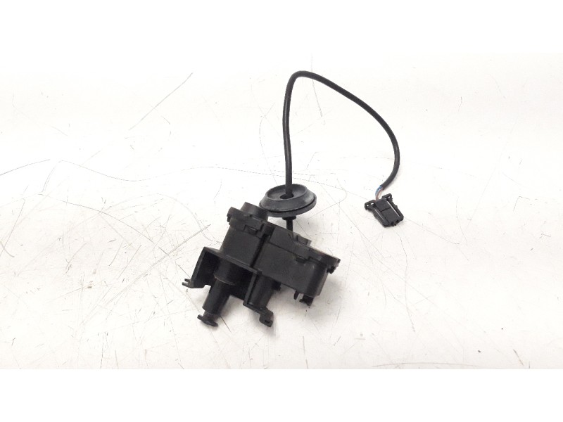 Recambio de tapa exterior combustible para volkswagen golf vii lim. (bq1) 1.6 tdi referencia OEM IAM 5C6810773K  
