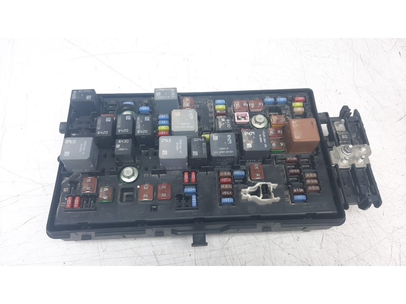Recambio de caja reles / fusibles para opel insignia berlina 2.0 16v cdti referencia OEM IAM 13255300  