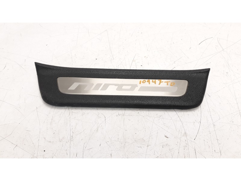 Recambio de moldura para kia niro referencia OEM IAM 85877G5100  