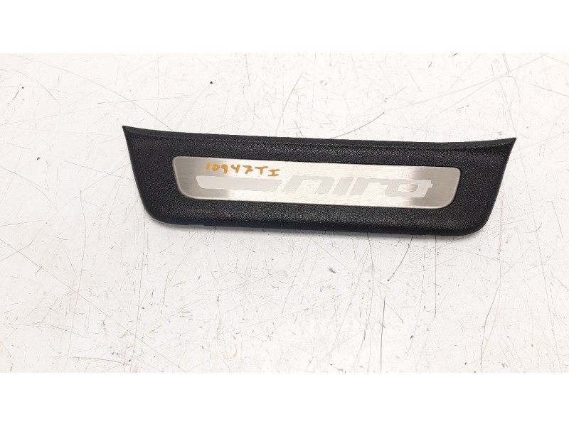 Recambio de moldura para kia niro referencia OEM IAM 85877G5100  