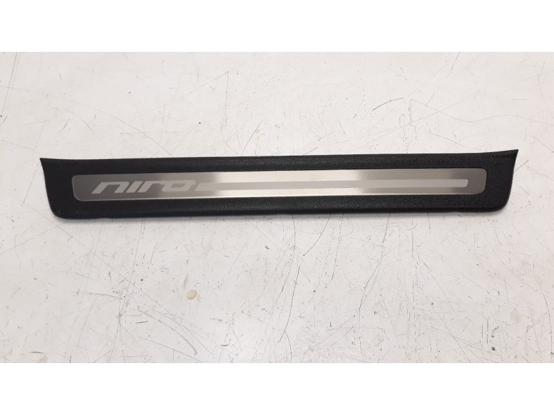 Recambio de moldura para kia niro referencia OEM IAM 85883G5100  