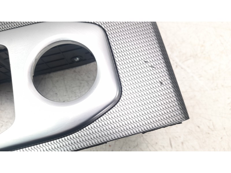 Recambio de consola central para ssangyong rexton limited 4x4 referencia OEM IAM 7796336500  