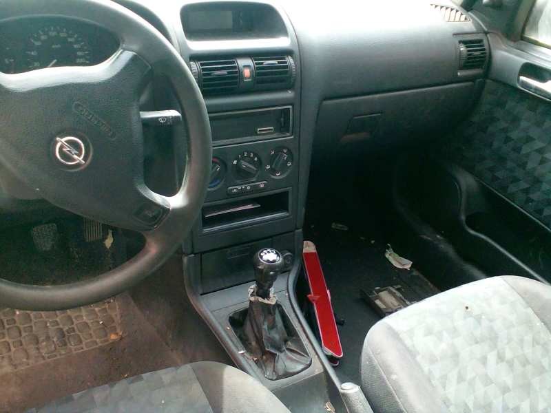 opel astra g berlina del año 2000