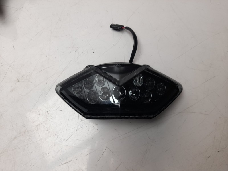 Recambio de piloto trasero central para kawasaki versys 650 versys 650 referencia OEM IAM 230250331  