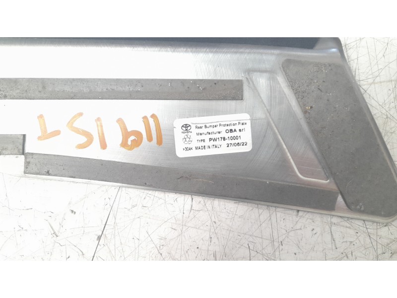 Recambio de molduras traseras para toyota c-hr hybrid gr sport referencia OEM IAM PW17810001  