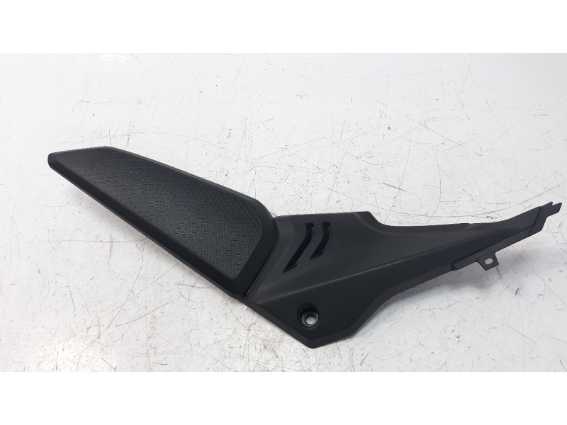 Recambio de moldura para honda cb 650r referencia OEM IAM 83611MKND500  