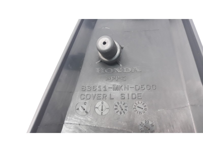 Recambio de moldura para honda cb 650r referencia OEM IAM 83611MKND500  