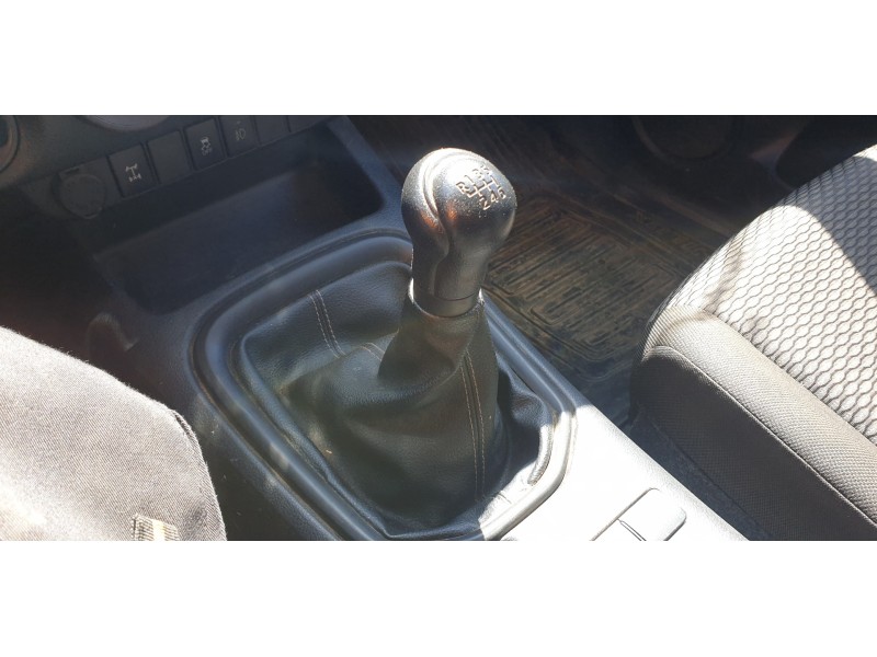 Recambio de pomo palanca cambio para toyota hilux vii 2.4 d referencia OEM IAM 335040K230C0  