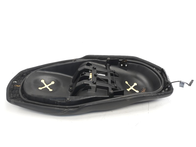 Recambio de asiento para bmw c 400 referencia OEM IAM 8405366  