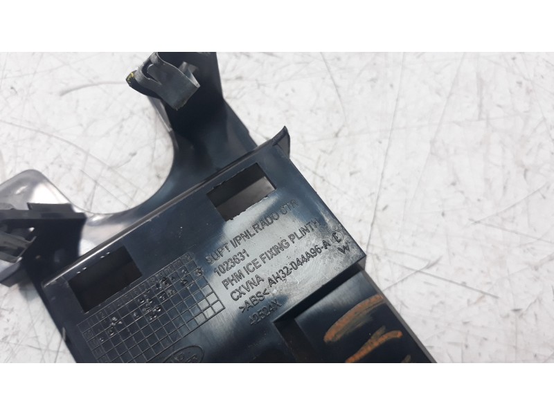 Recambio de moldura para land rover range rover sport 3.0 td v6 cat referencia OEM IAM AH32044A96A  
