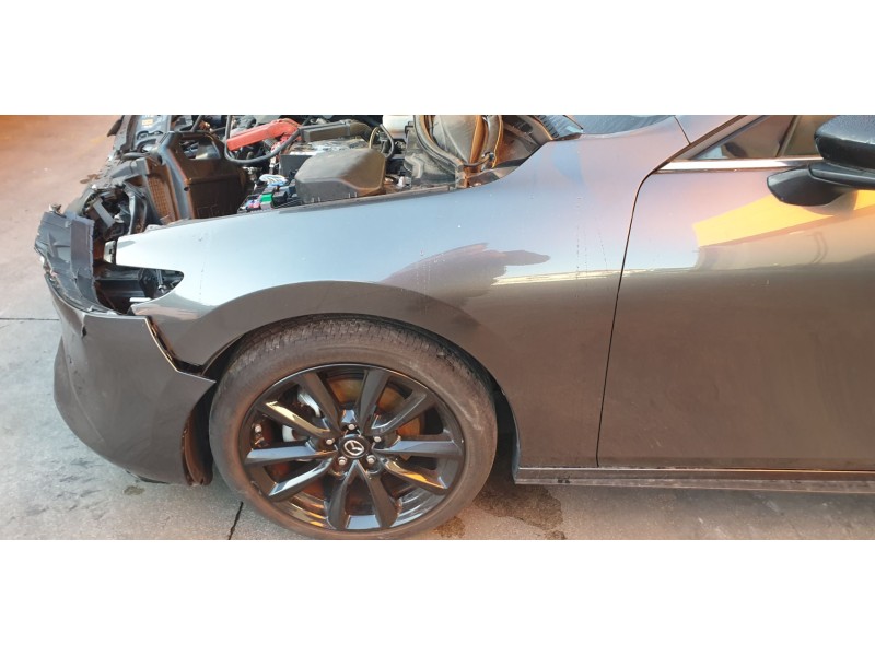 Recambio de aleta delantera izquierda para mazda 3 berlina (bp) evolution referencia OEM IAM BDMT52210  