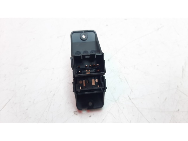 Recambio de mando elevalunas trasero izquierdo para kia stonic (ybcuv) 1.2 cat referencia OEM IAM 93580H8000WK  
