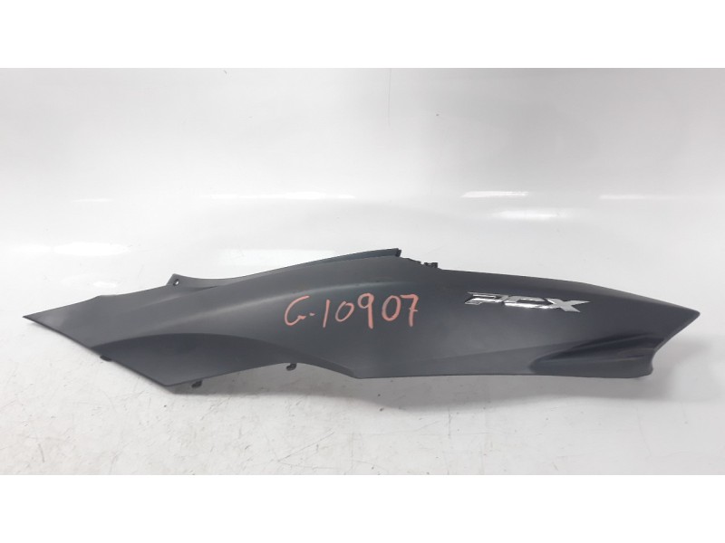 Recambio de moldura para honda pcx 125 referencia OEM IAM 83610K35V000  