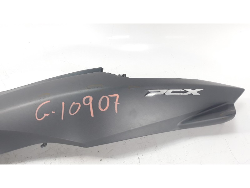 Recambio de moldura para honda pcx 125 referencia OEM IAM 83610K35V000  