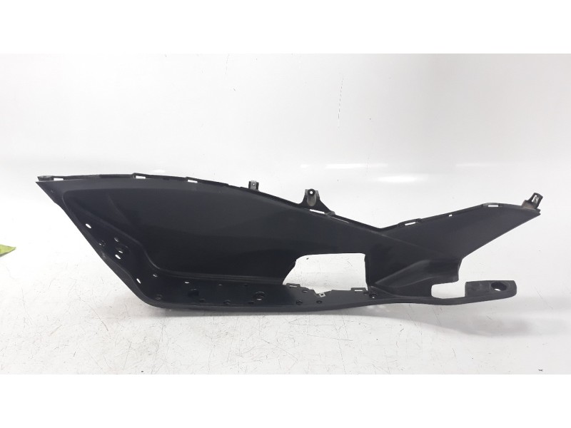 Recambio de moldura para honda pcx 125 referencia OEM IAM 64321K35V000  