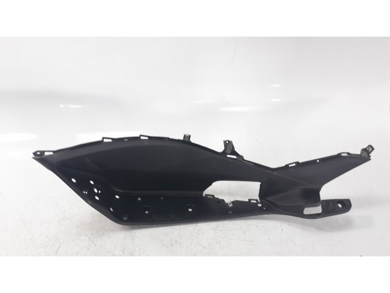 Recambio de moldura para honda pcx 125 referencia OEM IAM 64321K35V000  