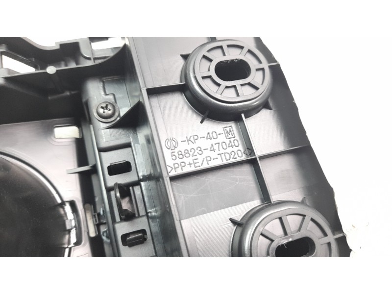Recambio de apoyabrazos central para toyota prius+ advance referencia OEM IAM 5882347040  