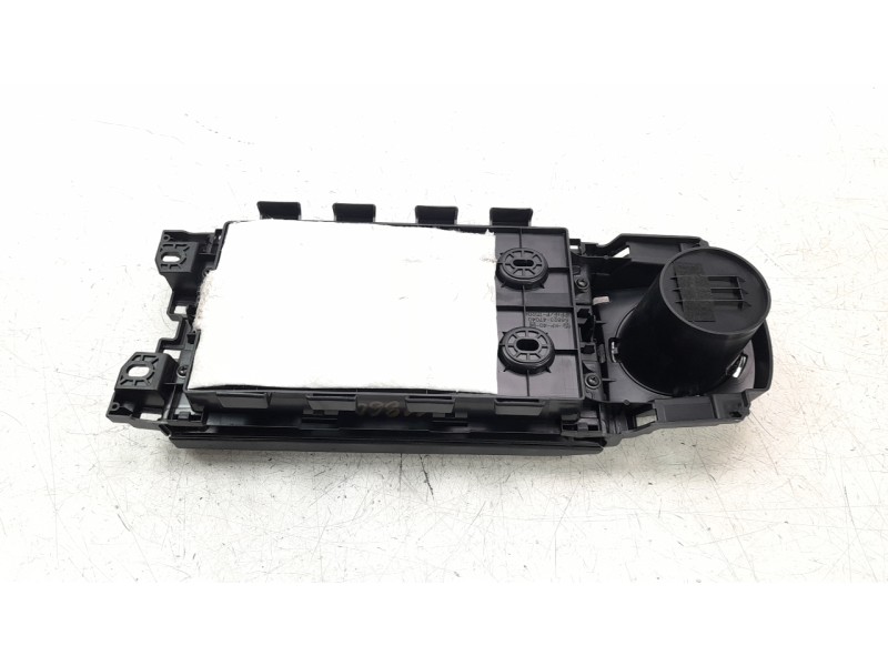 Recambio de apoyabrazos central para toyota prius+ advance referencia OEM IAM 5882347040  
