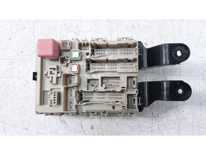 Recambio de caja reles / fusibles para toyota avensis 1.8 16v cat referencia OEM IAM 8273005J70  