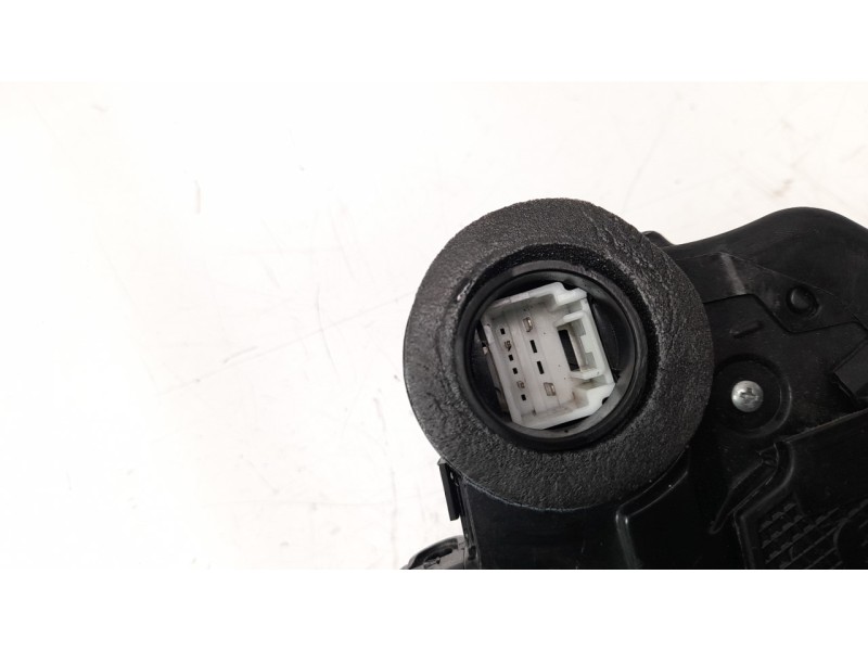 Recambio de cerradura puerta trasera derecha para toyota avensis 1.8 16v cat referencia OEM IAM 6905005051  